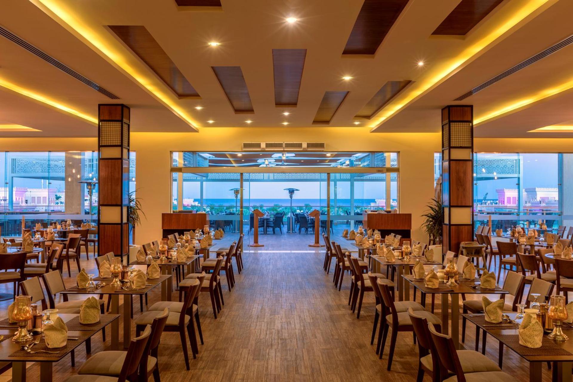 Pickalbatros Palace - Aqua Park Хургада Экстерьер фото The restaurant at the hotel