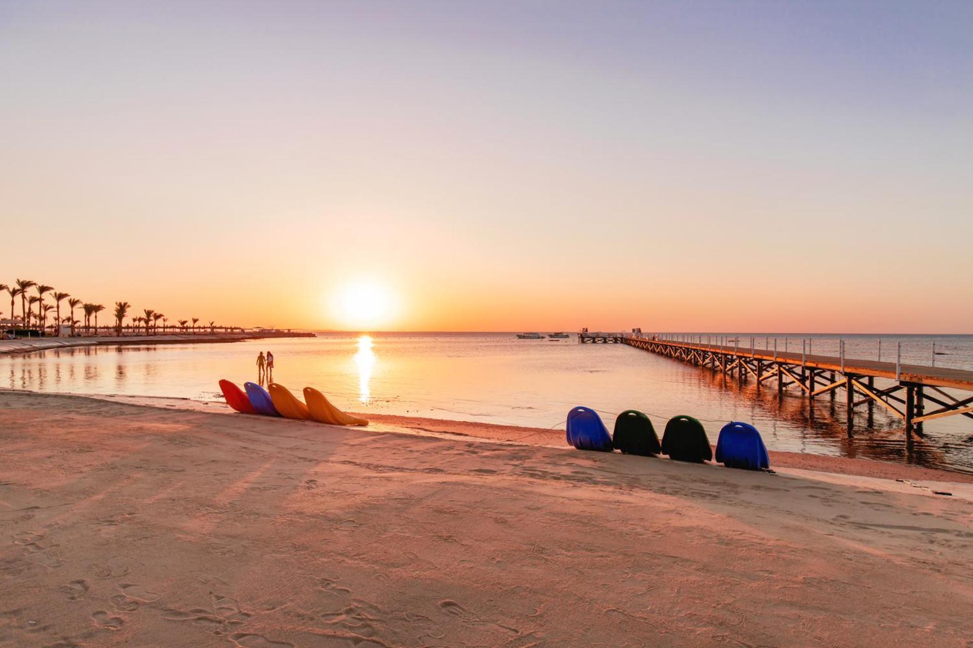 Pickalbatros Palace - Aqua Park Хургада Экстерьер фото Sunset at the beach of Al-Barka